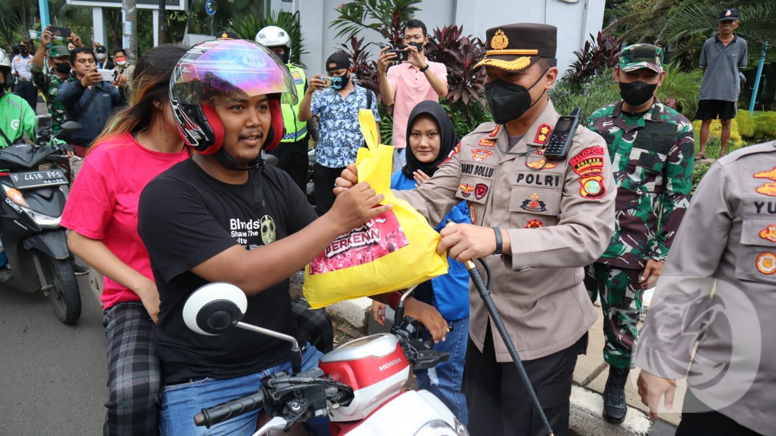 Lewat Polri Peduli Polres Tangerang Selatan Bagikan Paket Sembako