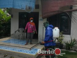 Babinsa Koramil 414-04/Membalong Bersama Aparatur Desa Lakukan Penyemprotan Disinfektan Di Rumah Warga