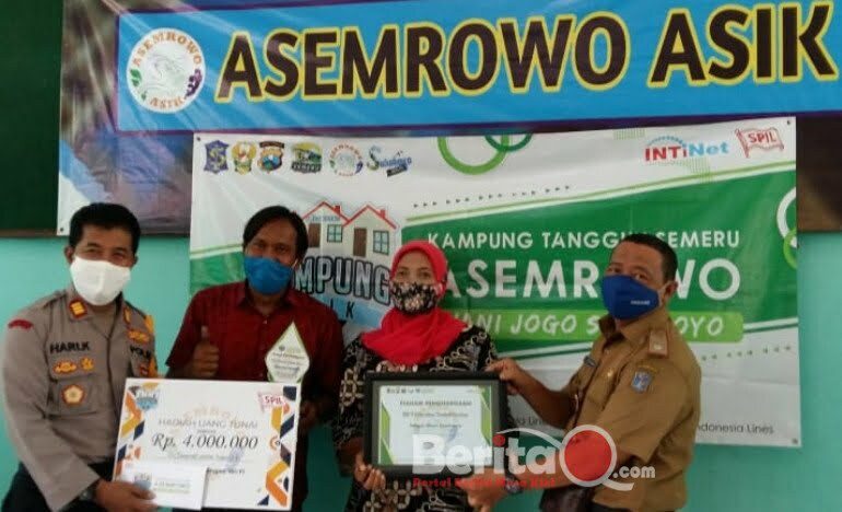 Kapolsek dan Camat Asemrowo menyerahkan hadiah secara simbolis 