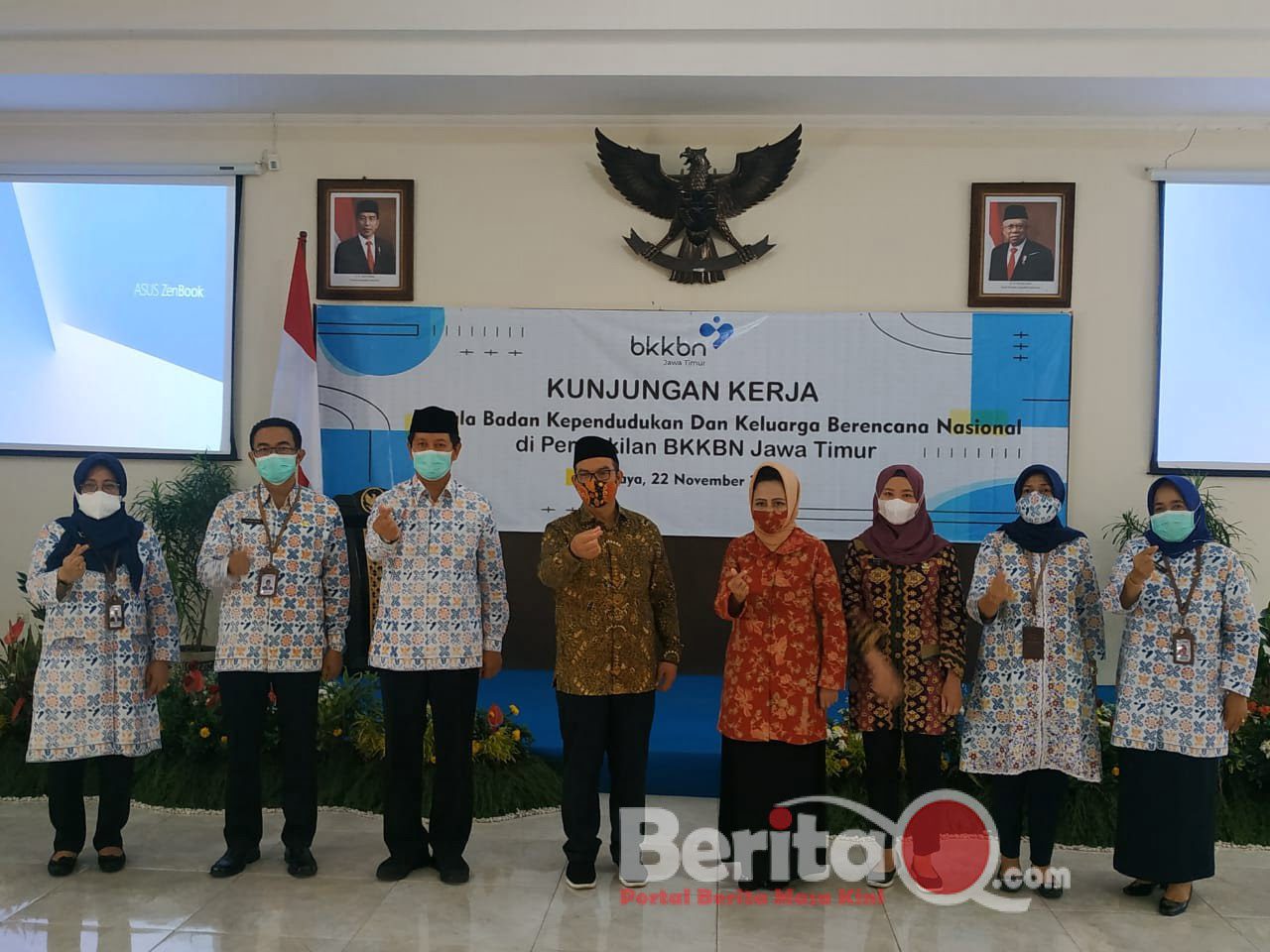 Teguh Kaperwil bersama dr. Hasto dan ibu