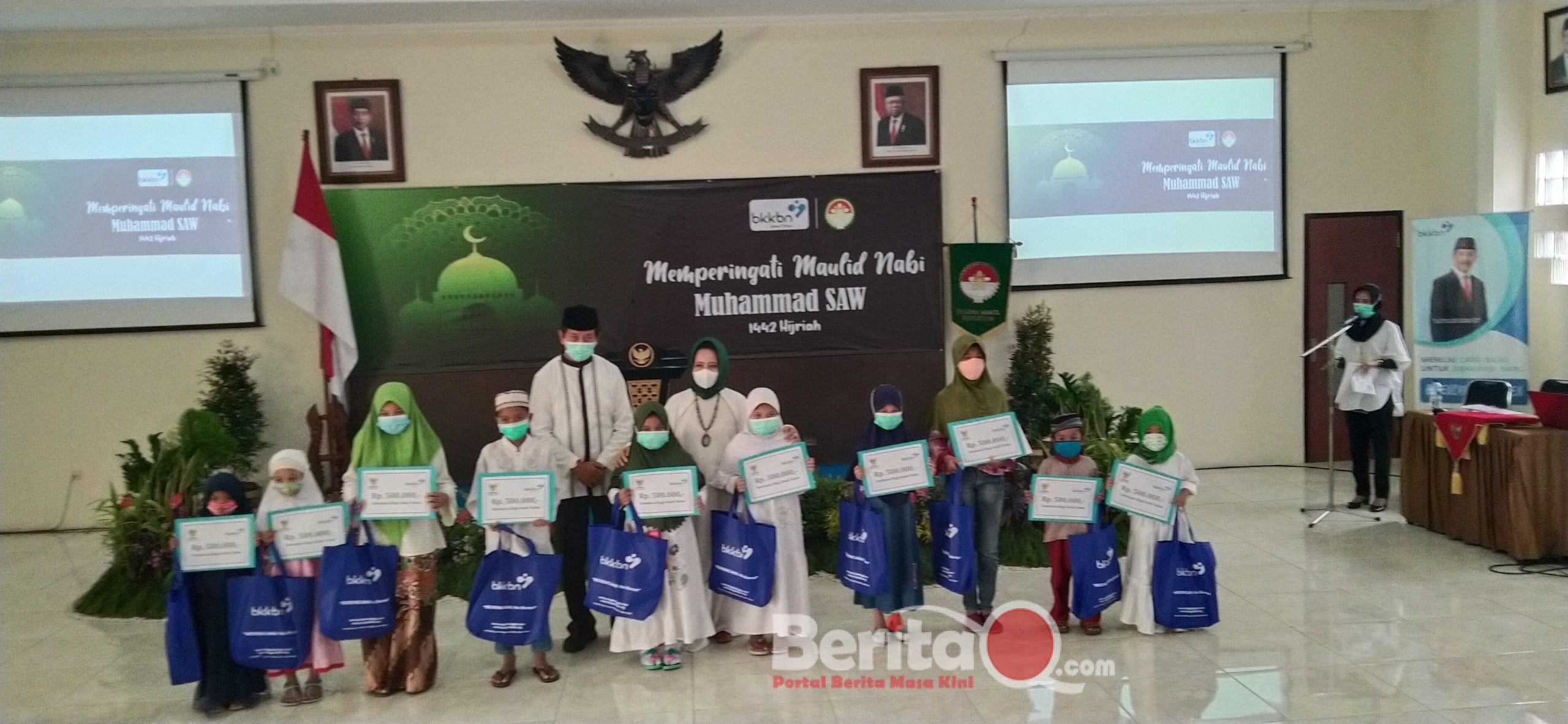 Kaperwil BKKBN Teguh dan istri bersama anak Yatim