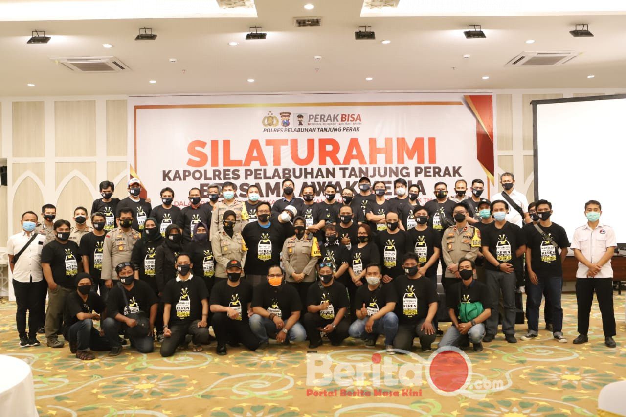 Para awak Media foto bersama Kapolres Pelabuhan Tanjung Perak dan Kapolsek Jajaran