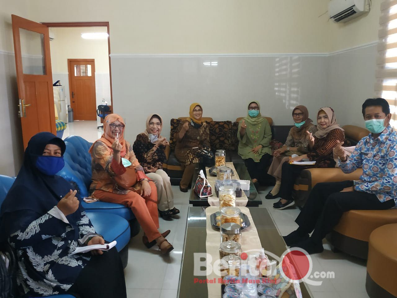 Kaper BKKBN Jatim Teguh foto bersama peringati hari ibu