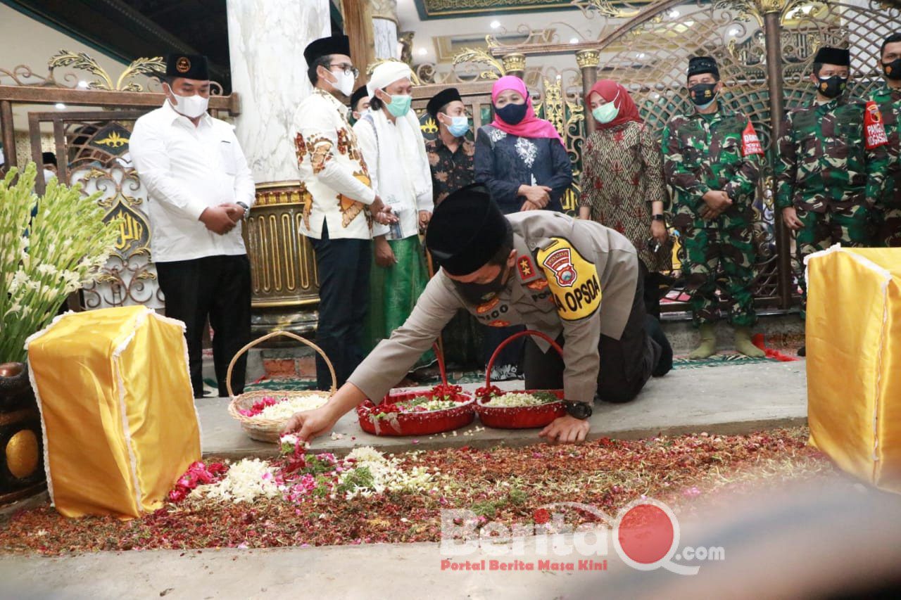 Kapolda Jatim Irjen pol Nico Afinta ziarah makam