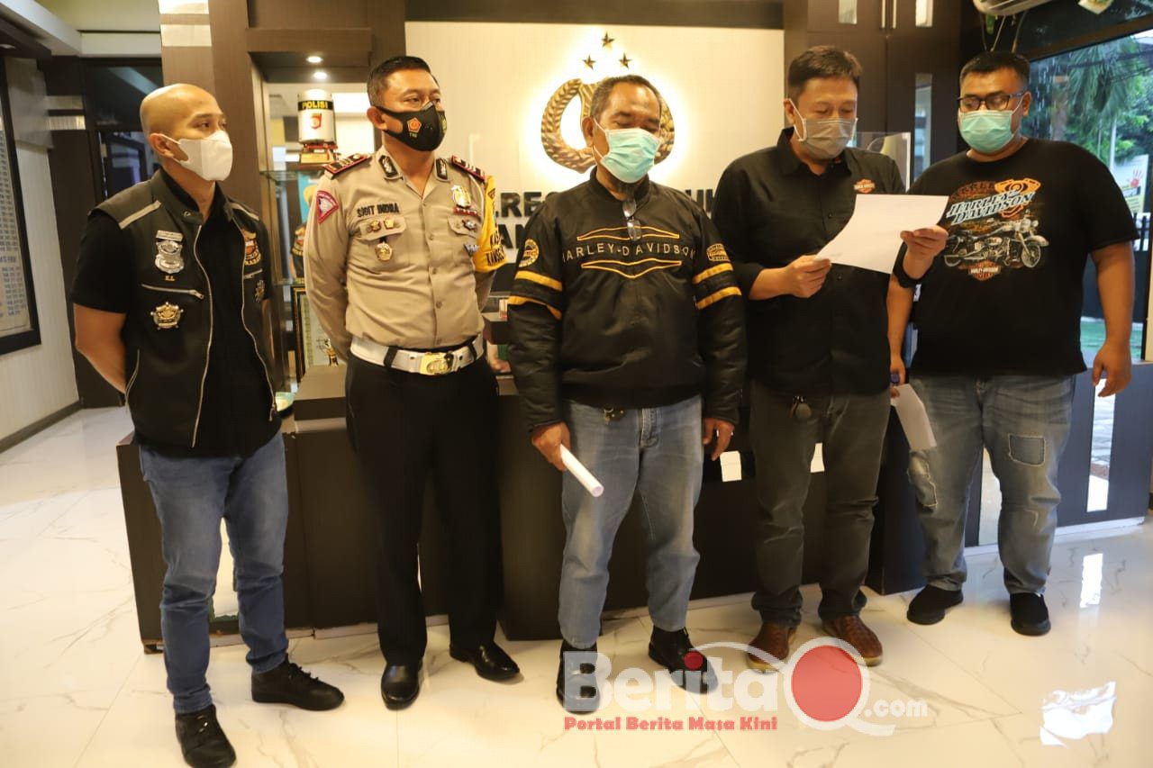 Kasat lantas Polres Pelabuhan Tanjung Perak bersama pengendara motor Harley Davidson