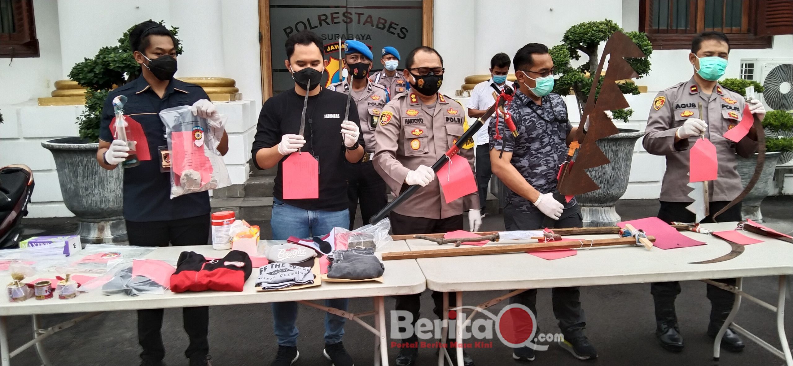 Barang bukti yang diamankan petugas Satreskrim Polrestabes Surabaya