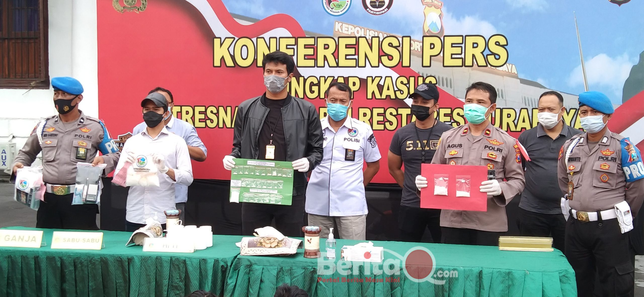 Kanit Idik unit ll Danang Eko Abrianto menunjukkan barang bukti yang diamankan