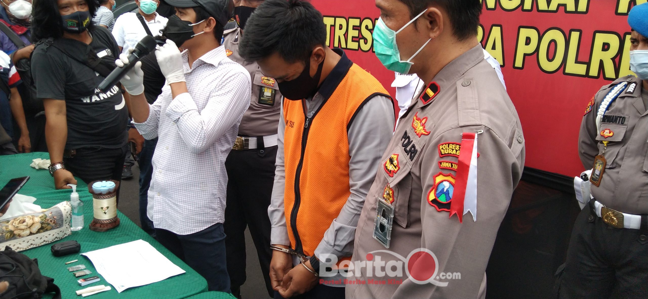 Satresnarkoba Polrestabes Surabaya saat mengamankan pelaku dan barang bukti