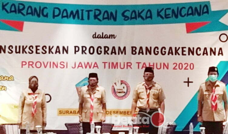 Kepala Perwakilan (Kaper) BKKBN Provinsi Jawa Timur, Drs. Sukaryo Teguh Santoso, M.Pd., didampingi Pejabat Fungsional KB-KS, Dra. Suhartuti, M.M., dan Sekretaris Badan BKKBN Jatim, Shodiqin, S.H., M.M., 