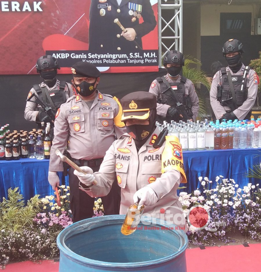 Kapolres Pelabuhan Tanjung Perak AKBP Ganis Setyaningrum pecahkan minuman ilegal