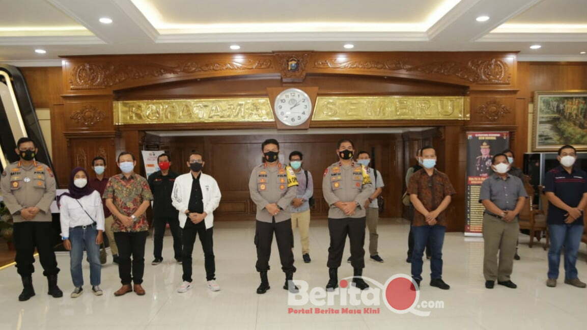 Kapolda Jatim Irjen Pol Nico Afinta foto bersama jajaran pimpinan media online