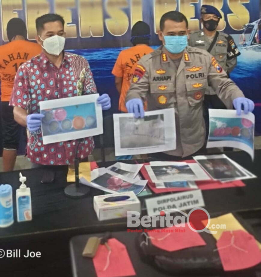 Kabid Humas Polda Jatim Kombes Pol Gatot Rafli Handoko di dampingi Kombes Pol Arnapi menunjukkan barang bukti yang diamankan