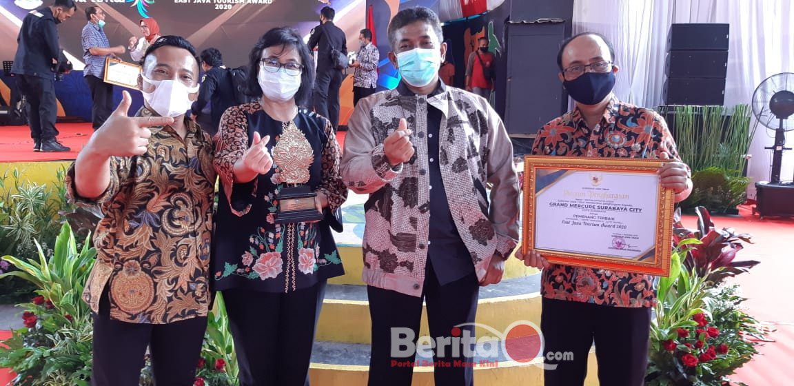 Eksi Ayuningtyas General Manager Hotel Grand Mercure Surabaya City terima penghargaan