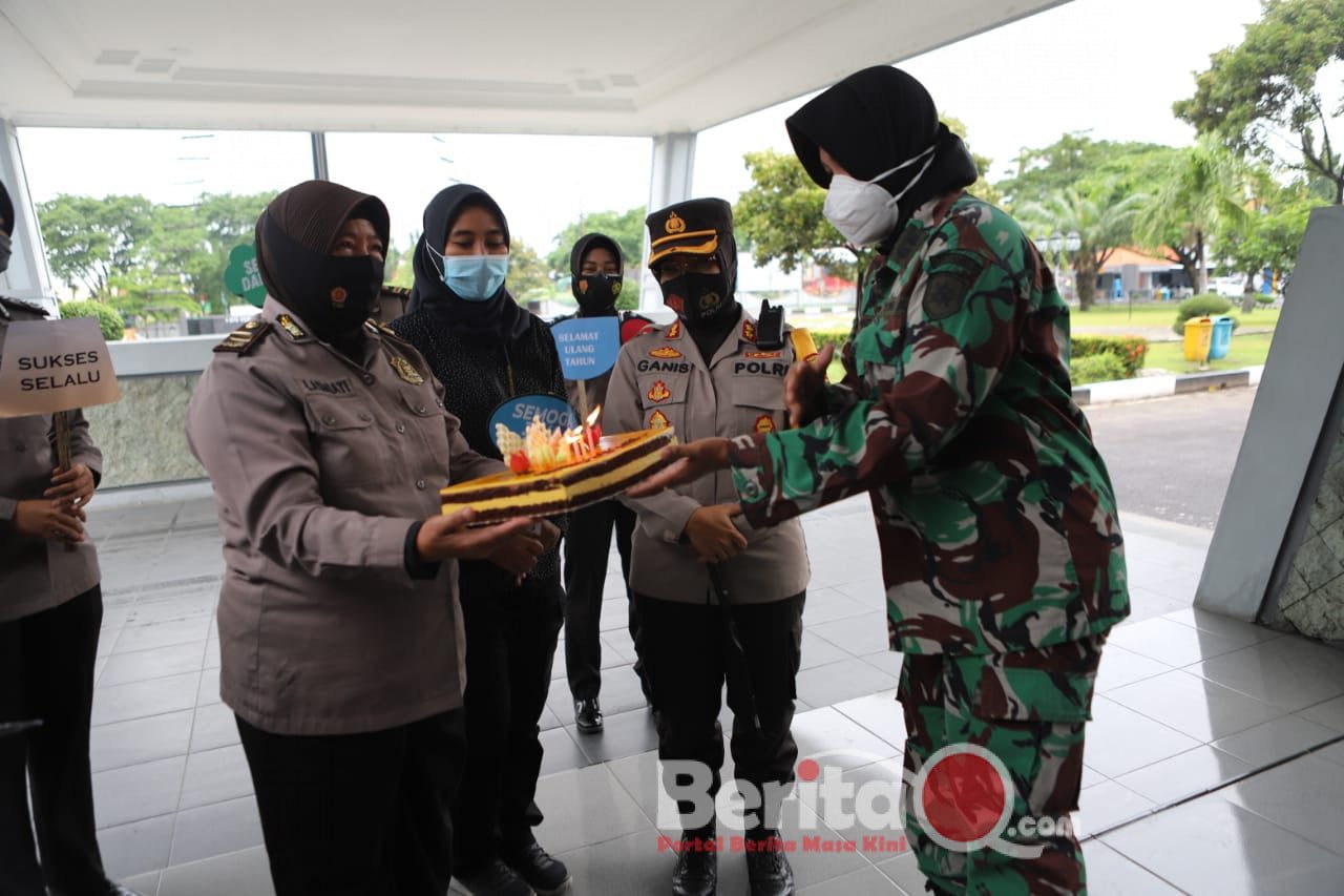 Kapolres Pelabuhan Tanjung Perak beri kejutan kue ulang tahun di HUT Kowal ke 58