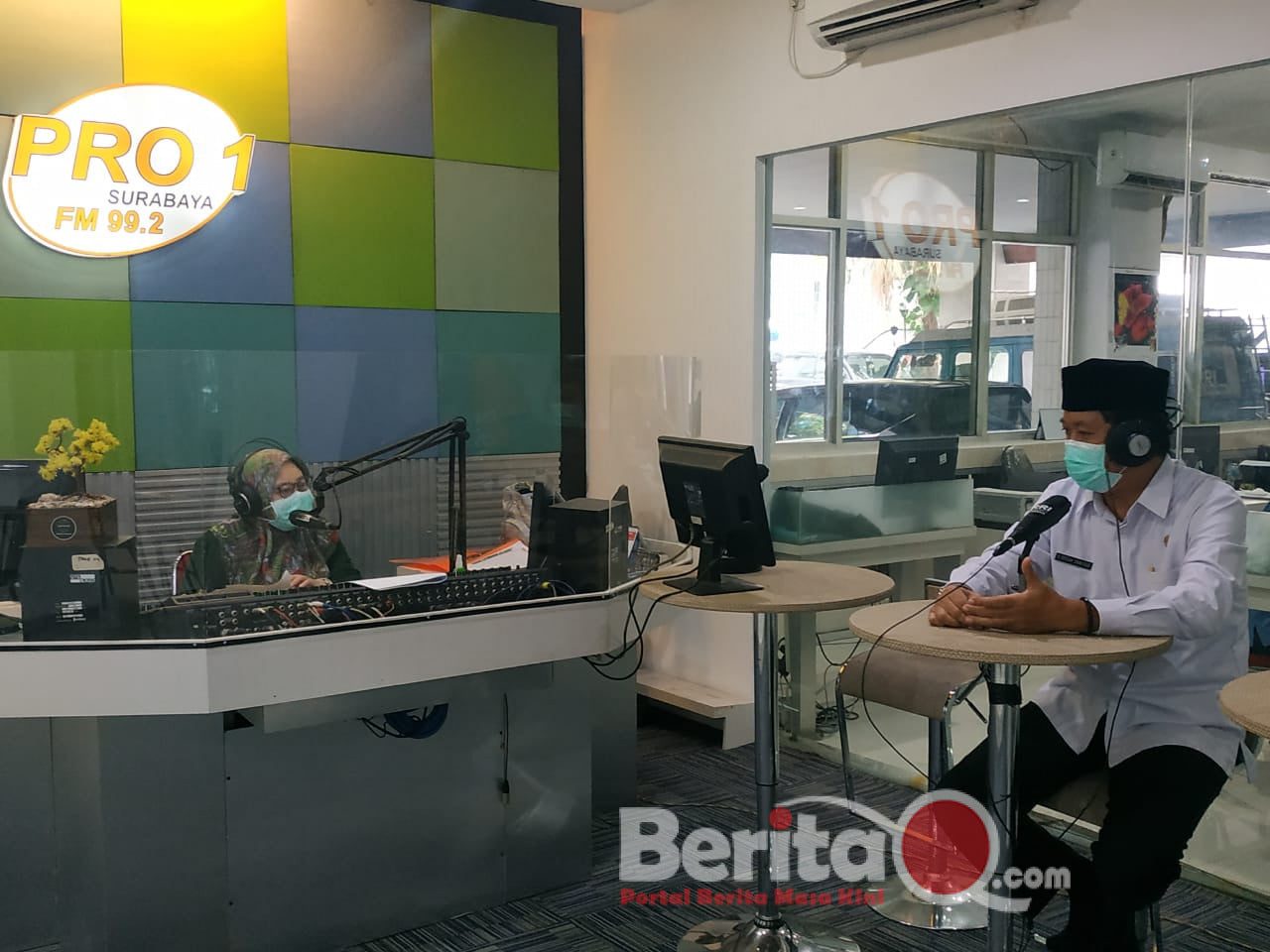 Kaperwil BKKBN Jatim sedang menyampaikan pesan lewat media radio