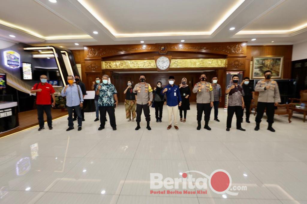 Kapolda Jatim Irjen pol Nico Afinta foto bersama para audiens