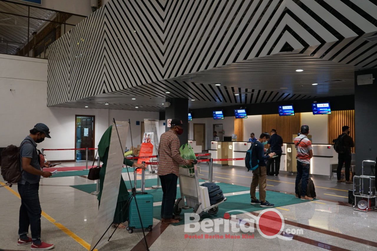 Penumpang yang lagi antri di boarding pass