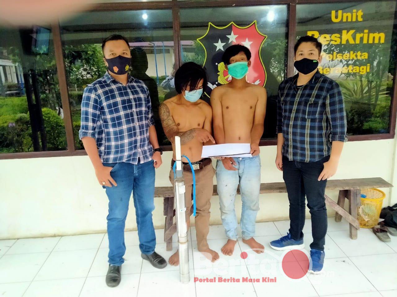 Ket foto: kedua tersangka bersama barang bukti.(doc)