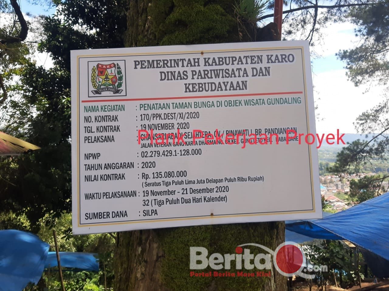 Ket foto : Plank Pekerjaan Proyek Penataan Taman Bunga Di Objek Wisata Gundaling Dinas Pariwisata Karo.(docPJTK)