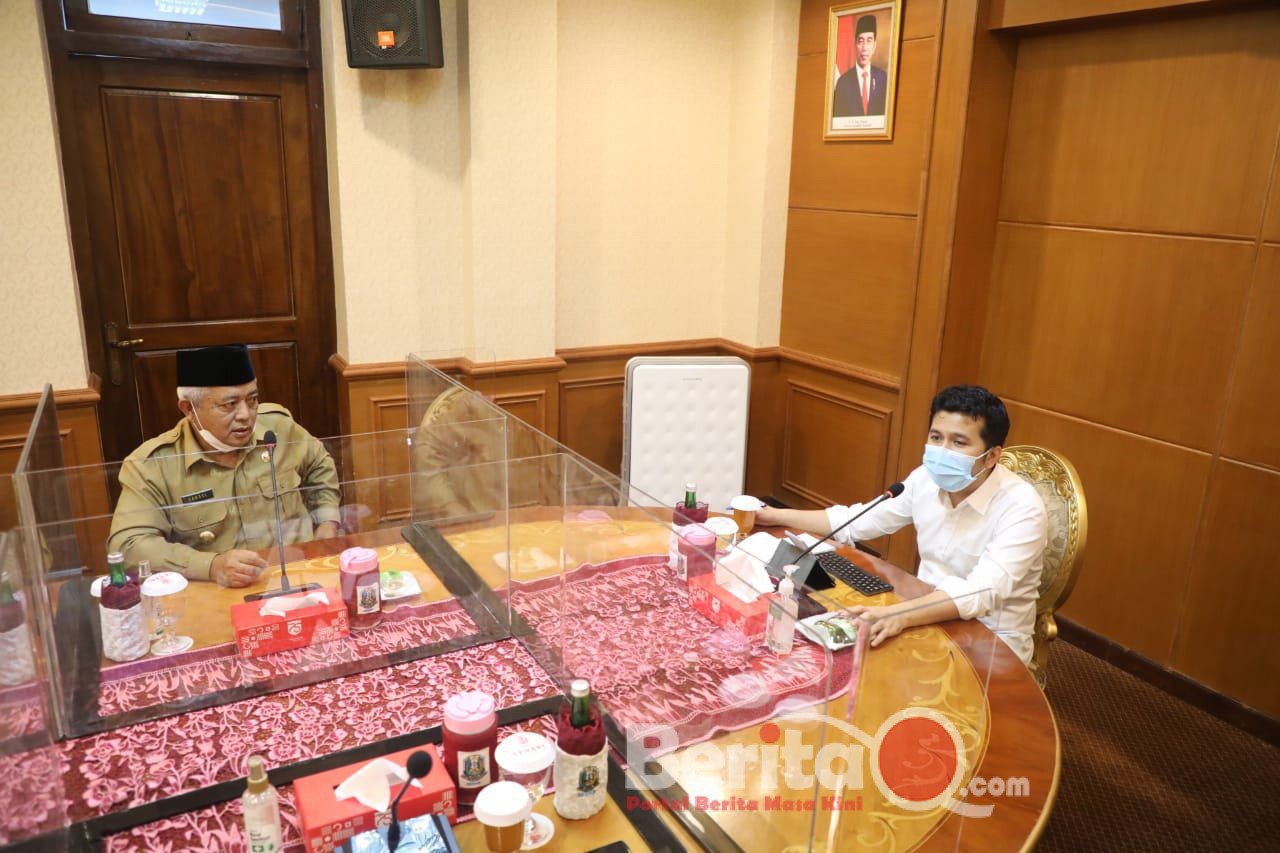 Wagub Jatim Emil Elestianto Dardak memimpin rapat pengembangan proyek KEK Singosari yang juga dihadiri oleh Bupati Malang di Ruang Kerja Wakil Gubernur Jatim di Gedung Negara Grahadi