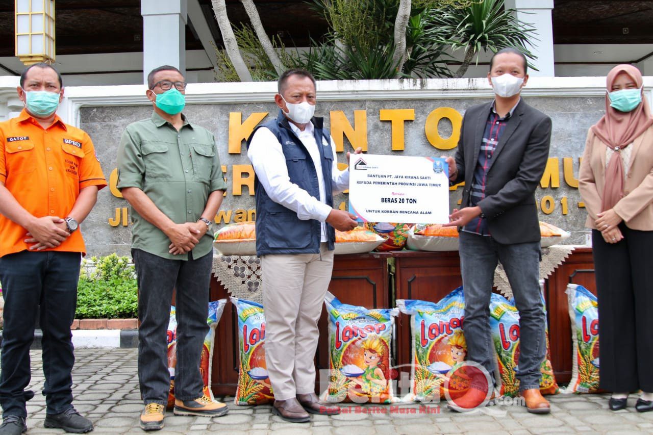 Sekda Prov Jatim terima bantuan untuk korban bencana alam berupa 20 ton beras dari Jaya Kirana Sakti di Halaman Depan Kantor Gubernur Jatim Jl. Pahlawan 110 Surabaya