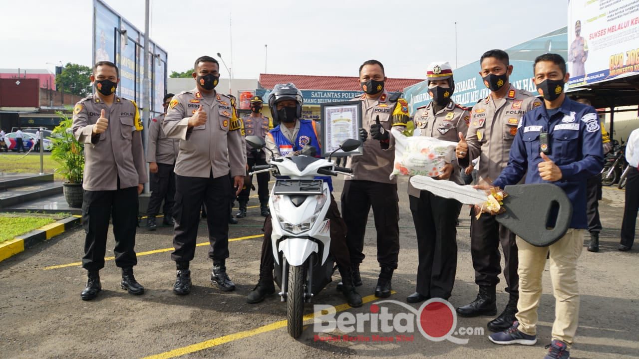 Kapolresta Mojokerto berikan motor pada relawan pemulasaran Covid-19