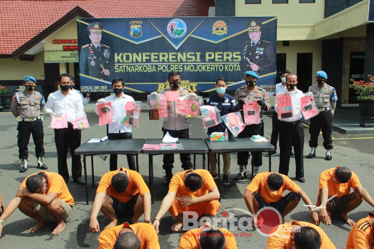 Barang bukti yang diamankan polisi dan ada pasutri diantara pelaku yang ditangkap