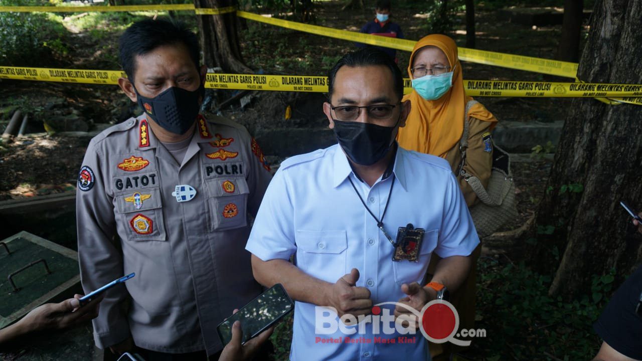 Kabid Humas Polda Jatim Kombes Pol Gatot Rafli Handoko didampingi Kasat Reskrim Polrestabes Surabaya Oki Ahadian