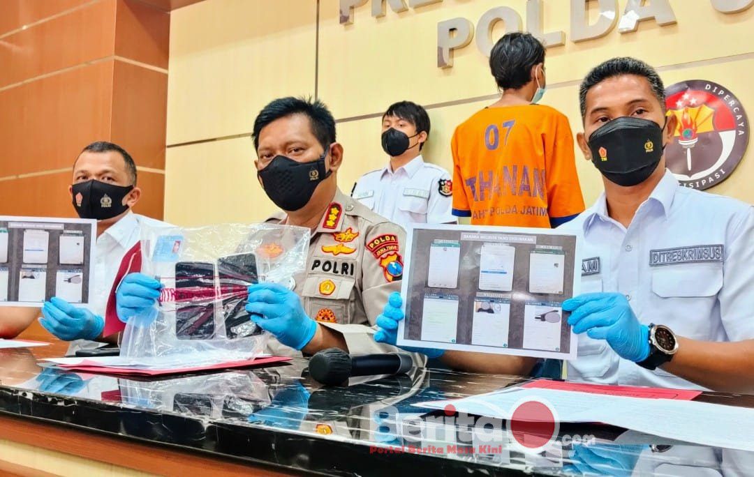 Kabid Humas Polda Jatim Kombes Pol Gatot Rafli Handoko sedang menunjukkan barang bukti yang diamankan