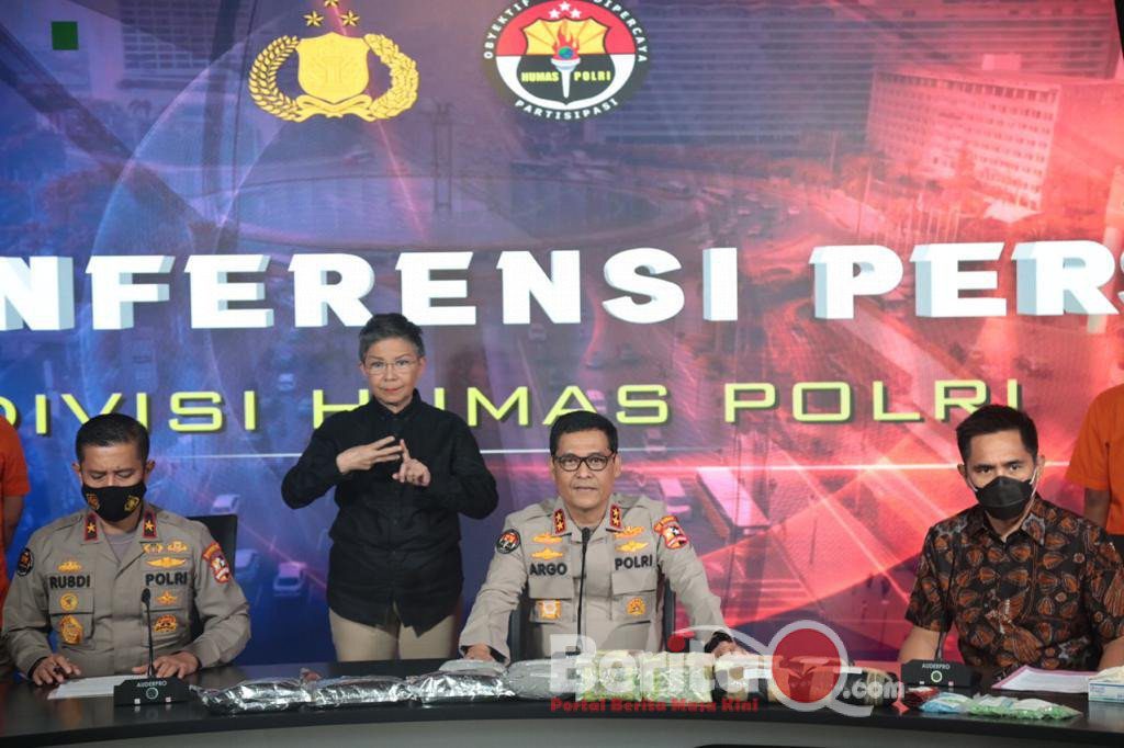 Kadiv Humas Polri Irjen Pol Argo Yuwono saat Prescon perkenalkan kaum difabel/ bahasa isyarat