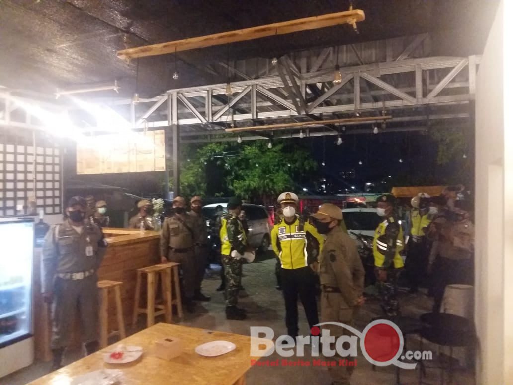 Petugas gabungan dari Polres Gresik Ops Yustisi kerumunan, cafe dan warkop