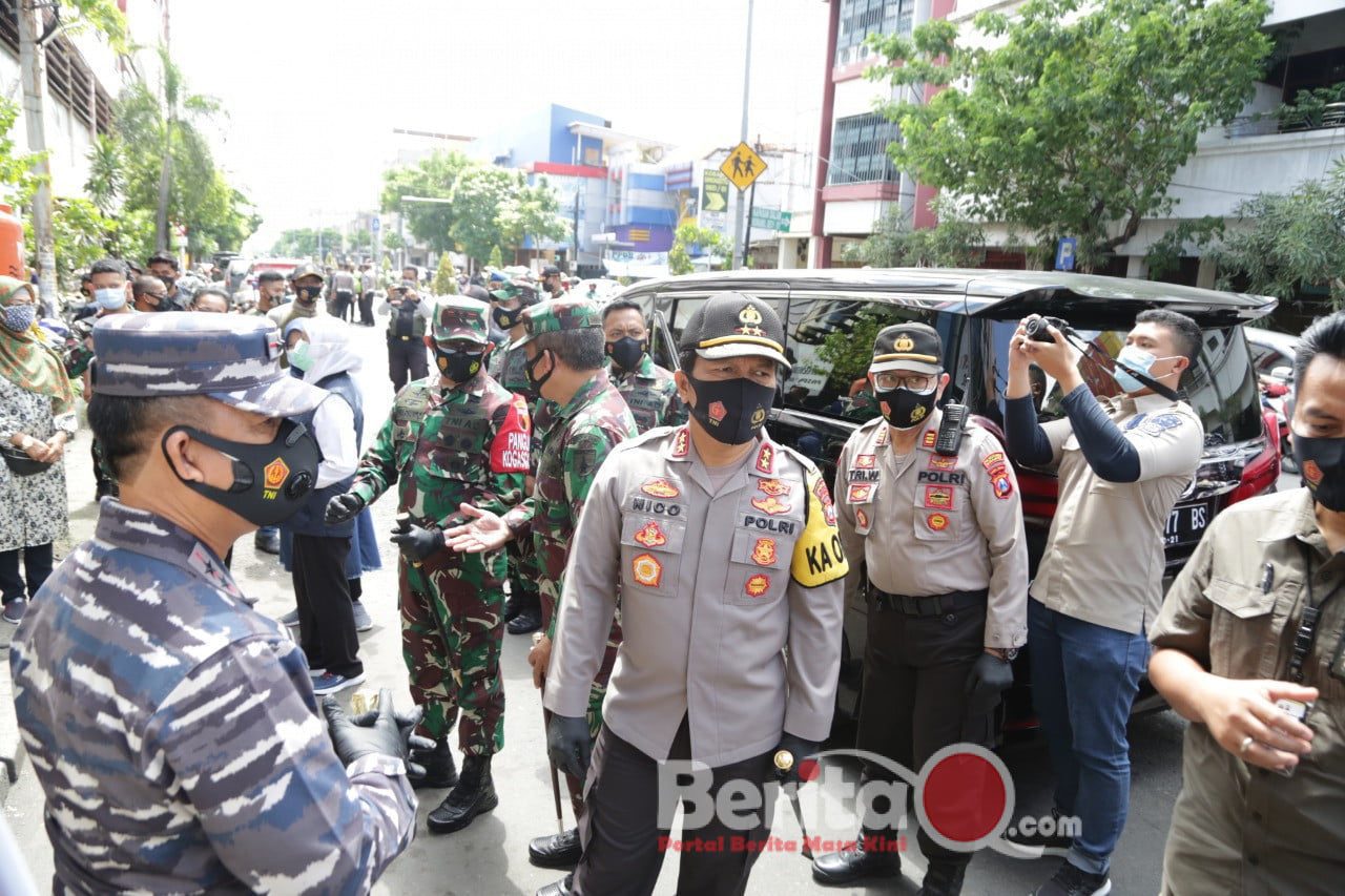 Forkopimda Jatim bagikan ribuan masker pada pedagang dan pengunjung pasar kapasan Surabaya