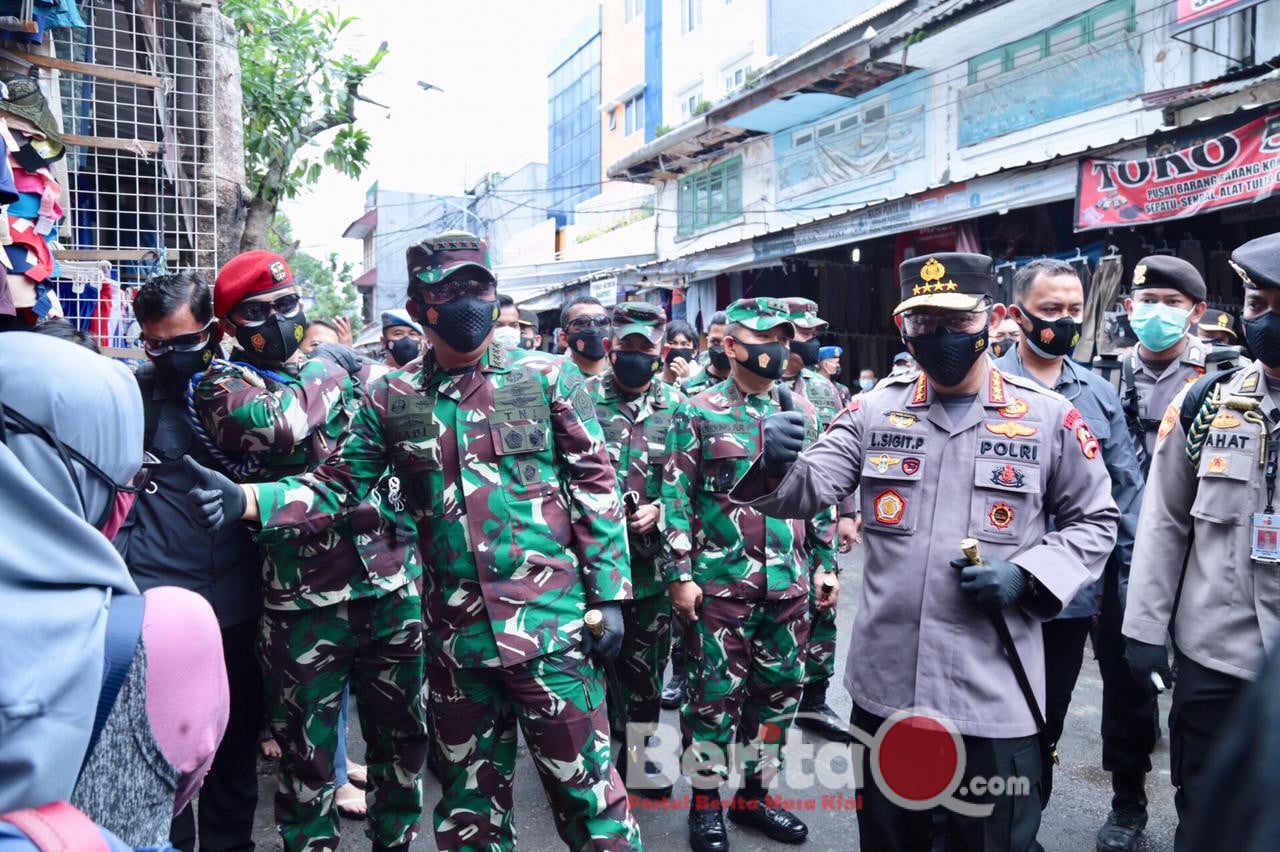 Kapolri dan Panglima TNI bagikan masker di pasar tanah abang