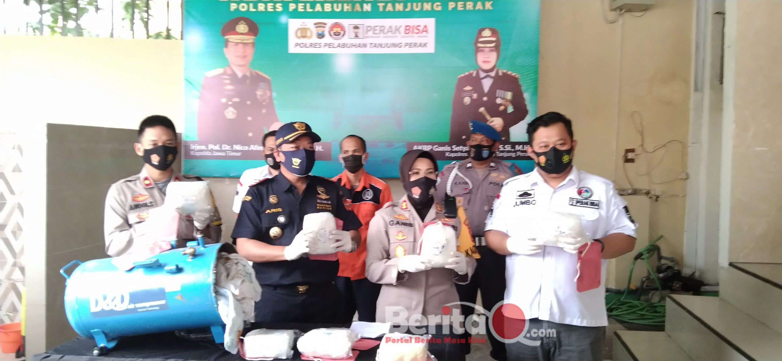 Kapolres Pelabuhan Tanjung Perak AKBP Ganis Setyaningrum, kepala Bea Cukai, Wakapolres dan Kasatreskoba menunjukkan barang bukti