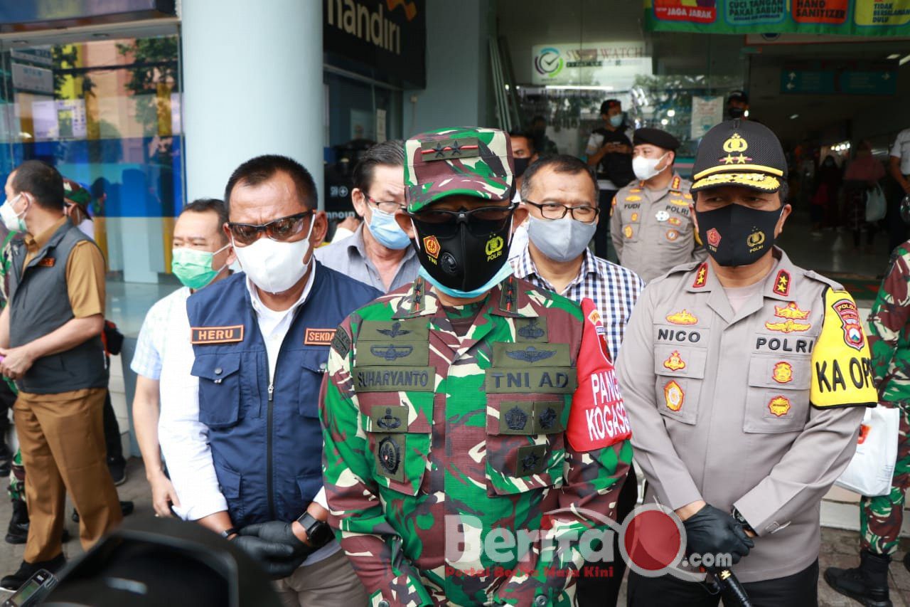 Forkopimda Jatim Berbagi ribuan masker pada pedagang dan pengunjung PGS