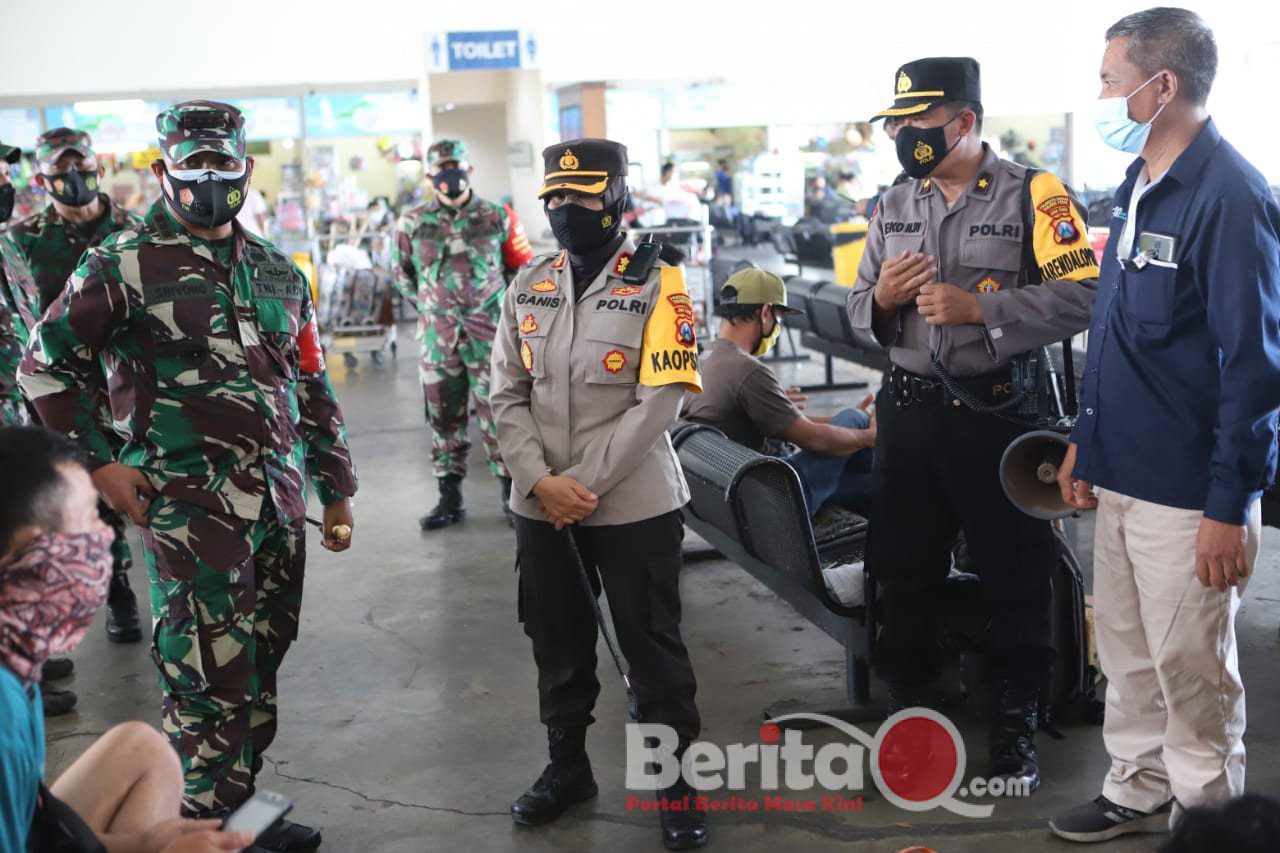 Kapolres Pelabuhan Tanjung Perak AKBP Ganis Setyaningrum dan Dandim 0830 sidak terkait pelanggaran Prokes di GSN