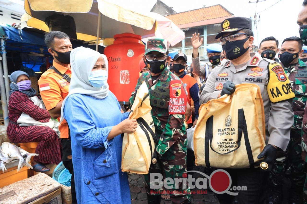 Forkopimda Jatim Berbagi ribuan sembako dan masker di pasar Pabean Surabaya