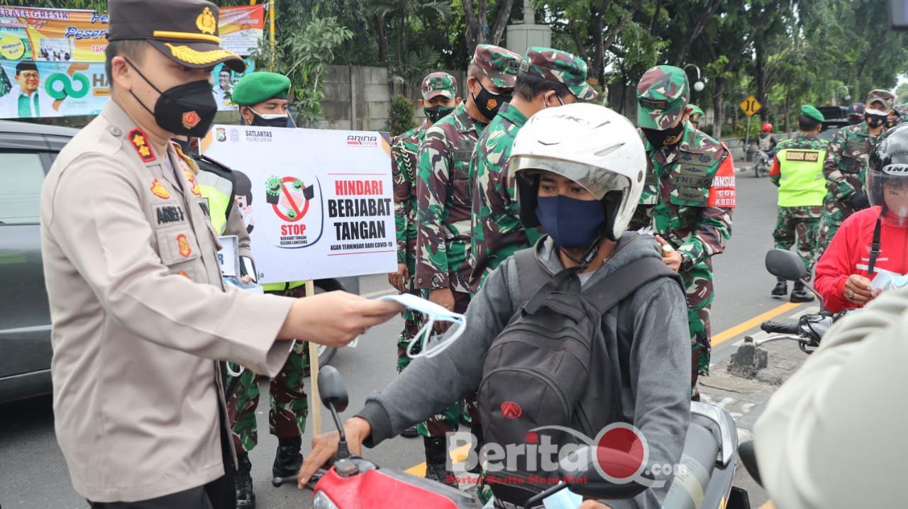 Kapolres Gresik AKBP Arief Fitrianto, S.H., S.I.K., M.M. sedang membagikan masker ke pengendara motor