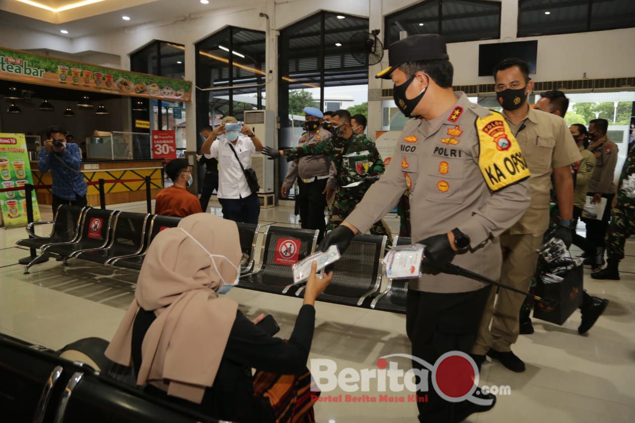 Forkopimda Jatim lakukan pengecekan Prokes di stasiun kereta api Pasar Turi Surabaya