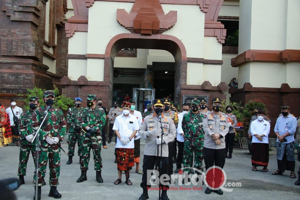 Kapolri Jenderal Listyo Sigit Prabowo bersama Panglima TNI cek penegakan Prokes di Bali