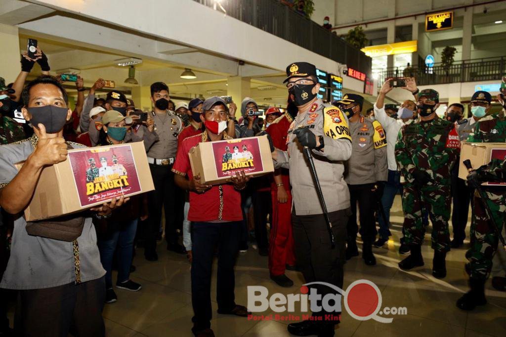 Kapolda Jatim, Pangdam V Brawijaya dan Pangkoarmada ll berbagi sembako-ribuan masker