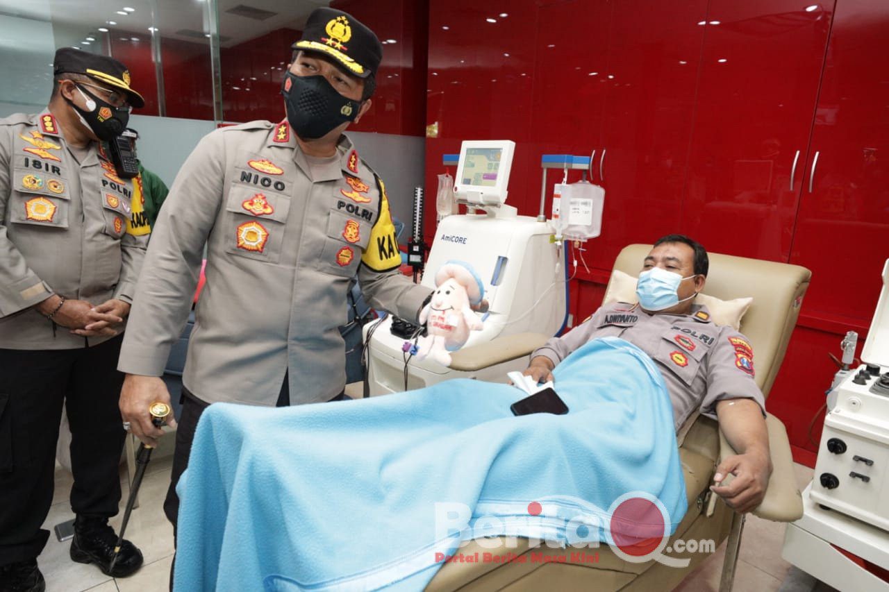 Kapolda Jatim Irjen Pol Dr Nico Afinta sedang cek anggota yang donor Konvalesen