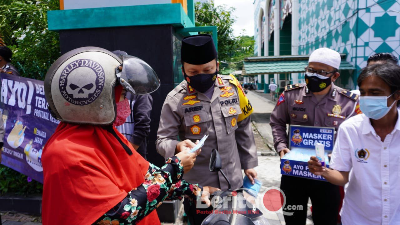 Kapolres Gresik AKBP Arief Fitrianto, S.H., S.I.K., M.M sedang berbagi masker dan Handsanitizer Jum'at berkah bersama PWI