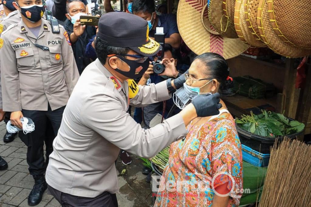 Kapolda Jatim Irjen Pol Dr Nico Afinta berikan masker ke pedagang dan pengunjung pasar Simo Surabaya