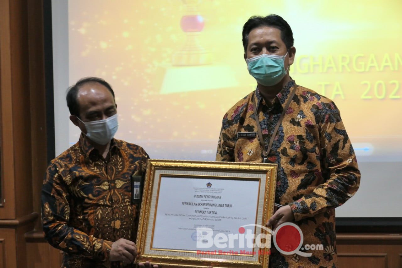 Penghargaan diberikan langsung oleh Kepala Kantor Wilayah Direktorat Jenderal Perbendaharaan Provinsi Jatim Dedi Sopandi pada Kaperwil BKKBN Provinsi Jatim Sukaryo Teguh Santoso