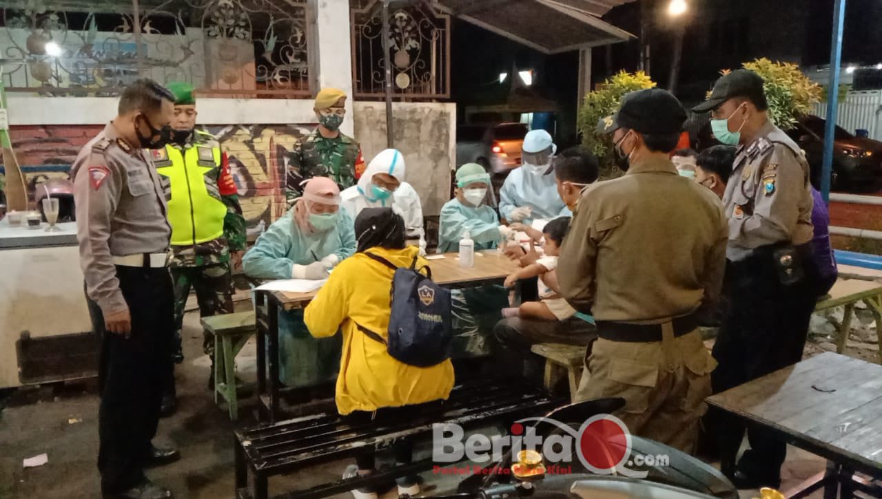 Polres Gresik mendapatkan 72 pelanggar Prokes dan langsung di Rapid Test di tempat warkop menganti