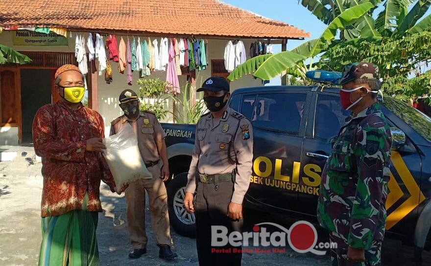 Polsek Ujungpangkah berbagi sembako ke nelayan, buruh dan tukang ojek di massa pandemi Covid-19