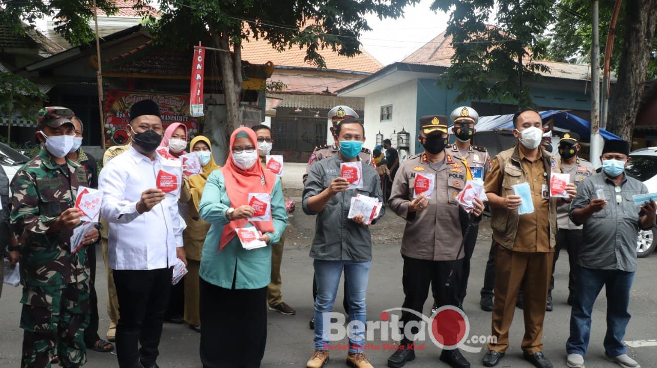 Kapolres Gresik, Bupati dan Wakil bersama KWG bagikan masker dan Handsanitizer di HPN 2021