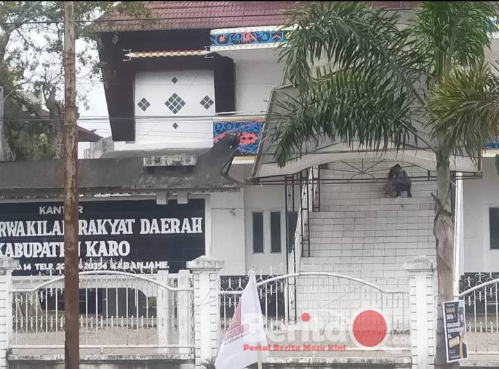 Ket Foto;
Terlihat sepasang kekasih terjepret Kamera Wartawan sedang memadu asmara di tangga Gedung DPRD Karo.(dokPJTK)