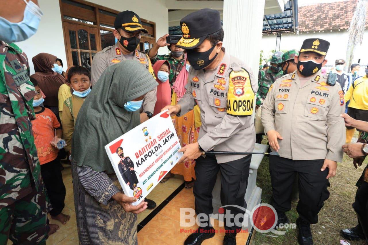 Kapolda Jatim Irjen Pol Dr. Nico Afinta tinjau Posko Kesehatan dan beri bantuan sosial korban banjir